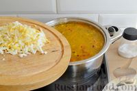 Фото приготовления рецепта: Куриный суп с консервированным горошком и яйцом - шаг №14
