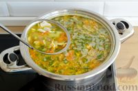 Фото приготовления рецепта: Куриный суп с консервированным горошком и яйцом - шаг №16