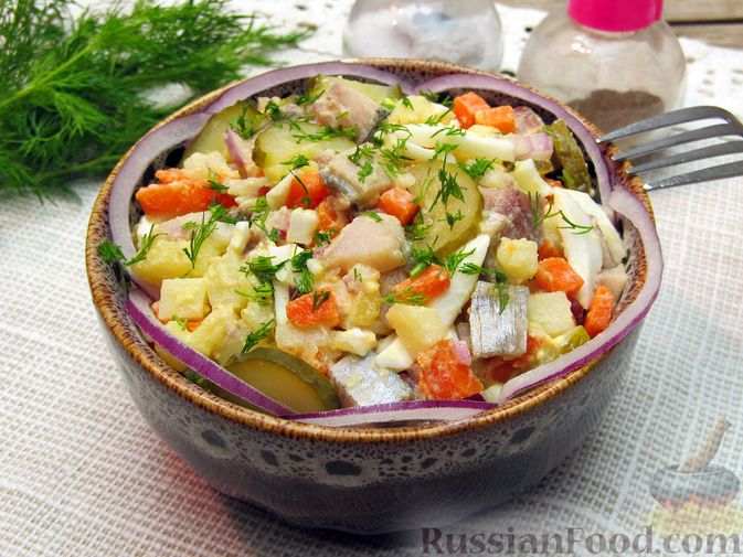 Рыбный салат с огурцами и картошкой