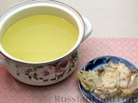 Фото приготовления рецепта: Куриный суп с лапшой и яичными блинчиками - шаг №12