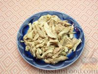 Фото приготовления рецепта: Куриный суп с лапшой и яичными блинчиками - шаг №13