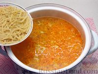 Фото приготовления рецепта: Куриный суп с лапшой и яичными блинчиками - шаг №14