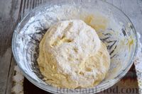 Фото приготовления рецепта: Дрожжевой пирог с грибами в яично-сметанной заливке - шаг №6