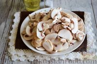 Фото приготовления рецепта: Дрожжевой пирог с грибами в яично-сметанной заливке - шаг №8