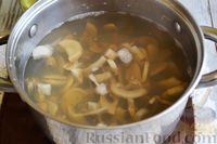 Фото приготовления рецепта: Дрожжевой пирог с грибами в яично-сметанной заливке - шаг №9