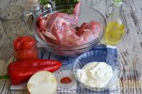 Фото приготовления рецепта: Кролик, тушенный в томатно-сметанном соусе, со сладким перцем - шаг №1