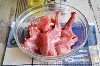 Фото приготовления рецепта: Кролик, тушенный в томатно-сметанном соусе, со сладким перцем - шаг №2
