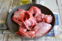 Фото приготовления рецепта: Кролик, тушенный в томатно-сметанном соусе, со сладким перцем - шаг №3