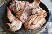 Фото приготовления рецепта: Кролик, тушенный в томатно-сметанном соусе, со сладким перцем - шаг №4
