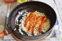Фото приготовления рецепта: Кролик, тушенный в томатно-сметанном соусе, со сладким перцем - шаг №8