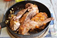 Фото приготовления рецепта: Кролик, тушенный в томатно-сметанном соусе, со сладким перцем - шаг №9