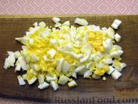 Фото приготовления рецепта: Салат из рыбных консервов с кукурузой и яйцами - шаг №6