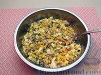 Фото приготовления рецепта: Салат из рыбных консервов с кукурузой и яйцами - шаг №9
