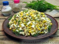 Фото приготовления рецепта: Салат из рыбных консервов с кукурузой и яйцами - шаг №10