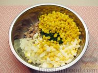 Фото приготовления рецепта: Салат из рыбных консервов с кукурузой и яйцами - шаг №7