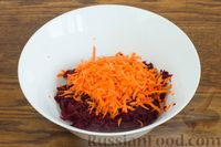 Фото приготовления рецепта: Салат из свёклы с морковью, яблоком и финиками - шаг №3