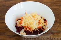 Фото приготовления рецепта: Салат из свёклы с морковью, яблоком и финиками - шаг №4