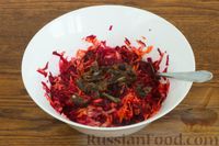 Фото приготовления рецепта: Салат из свёклы с морковью, яблоком и финиками - шаг №5