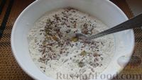 Фото приготовления рецепта: Лепёшки на огуречном рассоле, со смесью семян - шаг №3