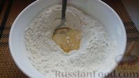 Фото приготовления рецепта: Лепёшки на огуречном рассоле, со смесью семян - шаг №4