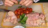 Фото приготовления рецепта: Куриная грудка с помидорами, сыром и базиликом (в духовке) - шаг №3