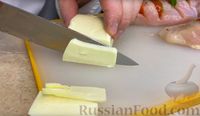 Фото приготовления рецепта: Куриная грудка с помидорами, сыром и базиликом (в духовке) - шаг №4