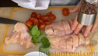 Фото приготовления рецепта: Куриная грудка с помидорами, сыром и базиликом (в духовке) - шаг №5