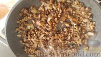 Фото приготовления рецепта: Оладьи из зелёной гречки с грибами и луком - шаг №7