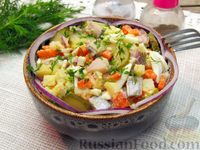 Фото к рецепту: Салат из сельди с картофелем, морковью и маринованными огурцами