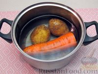 Фото приготовления рецепта: Салат из сельди с картофелем, морковью и маринованными огурцами - шаг №2