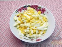 Фото приготовления рецепта: Салат из сельди с картофелем, морковью и маринованными огурцами - шаг №9
