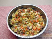 Фото приготовления рецепта: Салат из сельди с картофелем, морковью и маринованными огурцами - шаг №14