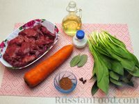 Фото приготовления рецепта: Куриная печень с морковью и черемшой - шаг №1
