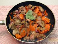 Фото приготовления рецепта: Куриная печень с морковью и черемшой - шаг №6