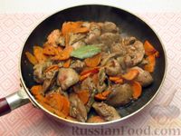 Фото приготовления рецепта: Куриная печень с морковью и черемшой - шаг №7