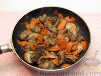 Фото приготовления рецепта: Куриная печень с морковью и черемшой - шаг №8