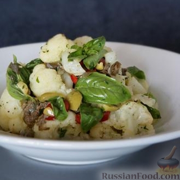 Рецепт Салат из цветной капусты с базиликом и оливками