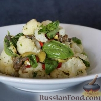 Фото к рецепту: Салат из цветной капусты с базиликом и оливками