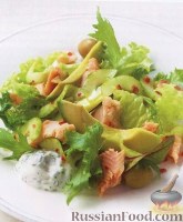 Фото к рецепту: Салат из копченой форели с огурцом и мятой