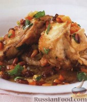 Фото к рецепту: Курица с изюмом и орешками