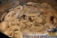 Фото приготовления рецепта: Молочный суп с грибами - шаг №3