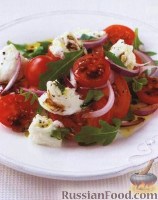 Фото к рецепту: Салат из помидоров, красного лука и свежего сыра