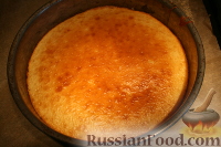 Фото приготовления рецепта: Кефирный торт с ягодами - шаг №5