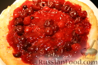 Фото приготовления рецепта: Кефирный торт с ягодами - шаг №7