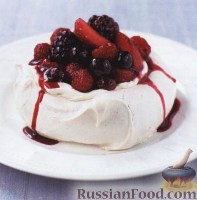 Фото к рецепту: Десерт «Павлова» с пряными ягодами