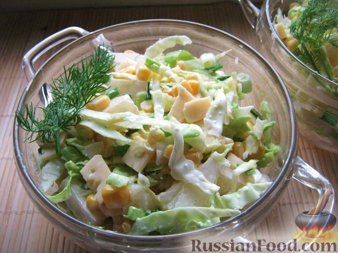 Классический рецепт салата с копченой курицей и ананасом