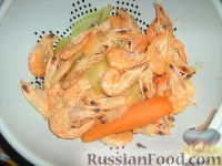 Фото приготовления рецепта: Креветки с красной смородиной - шаг №2