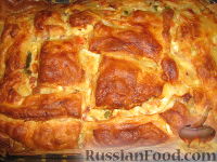 Фото к рецепту: Пирог из слоеного теста с беконом, овощами и сыром