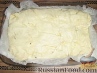 Фото приготовления рецепта: Пирог из слоеного теста с беконом, овощами и сыром - шаг №6
