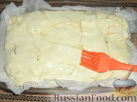 Фото приготовления рецепта: Пирог из слоеного теста с беконом, овощами и сыром - шаг №7